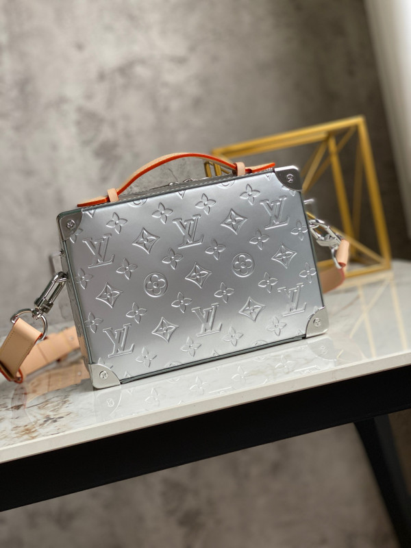 l0*is V*t0n handle trunk