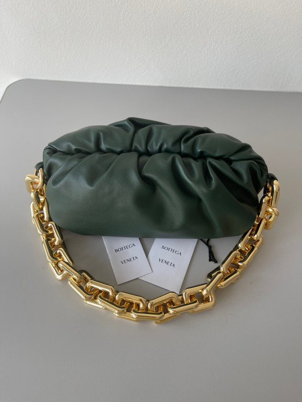 bo*te*ga Ve*ne*ta the chain pouch