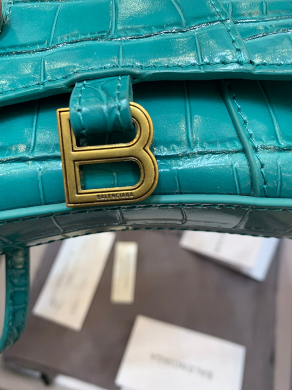 Ba*len*cia*ga hourglass