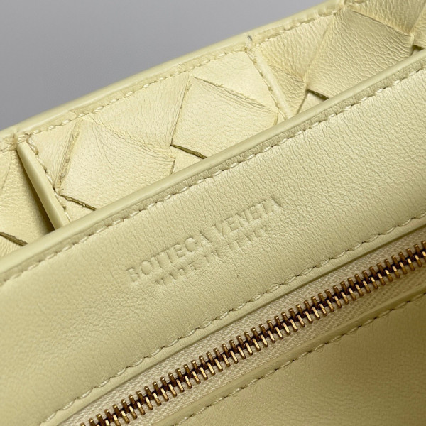 bo*te*ga Ve*ne*ta medium andiamo