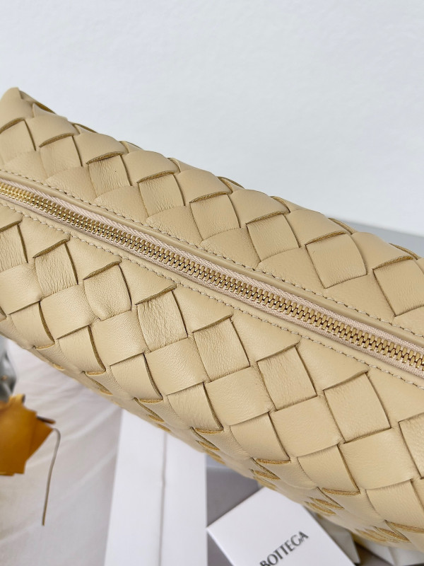 bo*te*ga Ve*ne*ta small loop camera bag