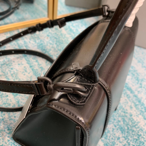 Ba*len*cia*ga hourglass