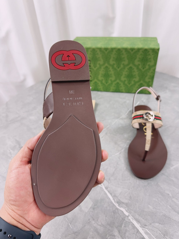 G*u*i slide sandals