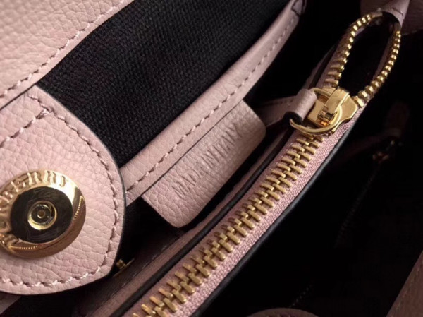 B**rry the medium banner in leather and house check