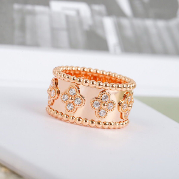 V*N CL*F & arpels perlée clovers ring