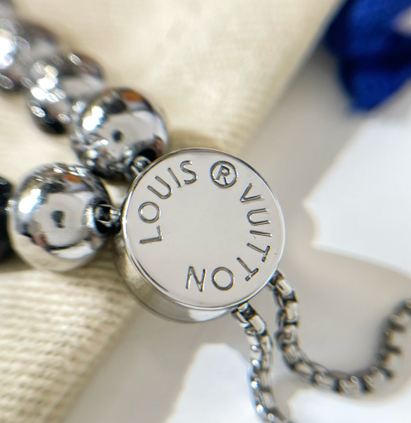 l0*is V*t0n bracelet