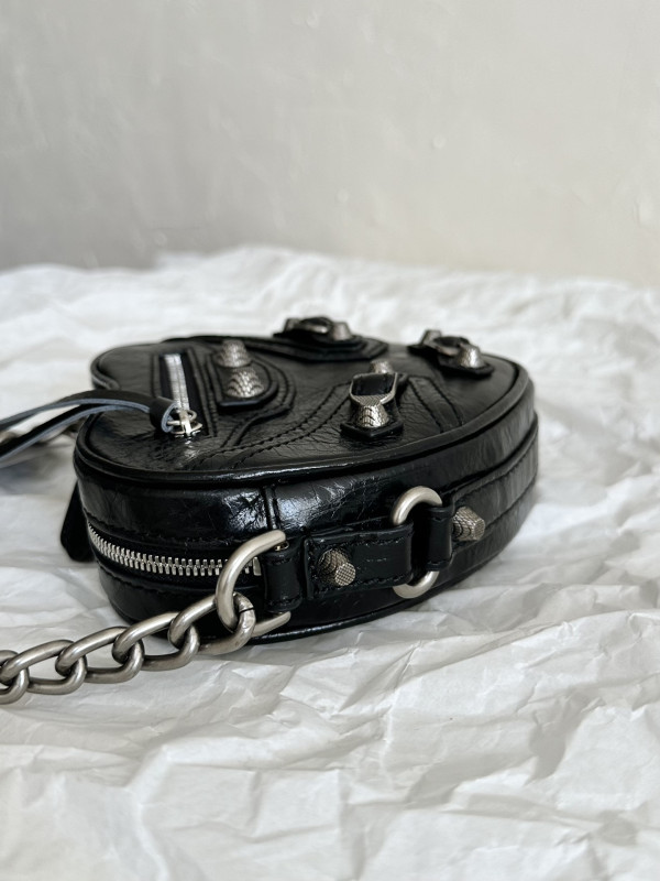 Ba*len*cia*ga  le cagole heart mini metallic crinkled-leather shoulder bag