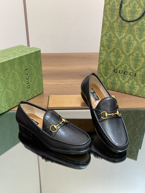 G*u*i men loafer