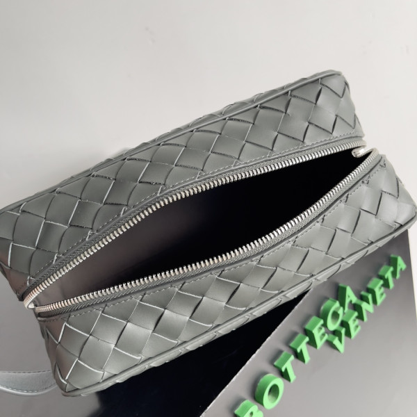 bo*te*ga Ve*ne*ta  intrecciato leather wallet-on-strap