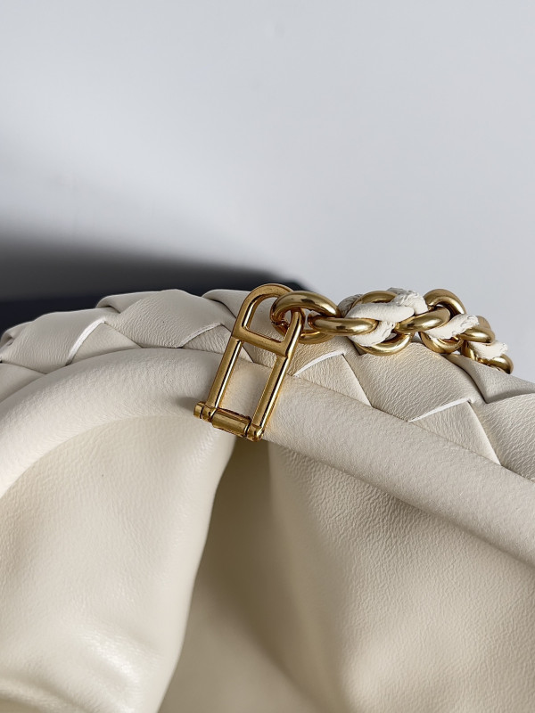 bo*te*ga Ve*ne*ta teen lauren 1980 with chain