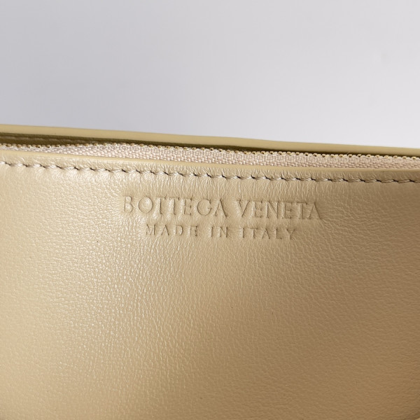 bo*te*ga Ve*ne*ta patti top handle bag