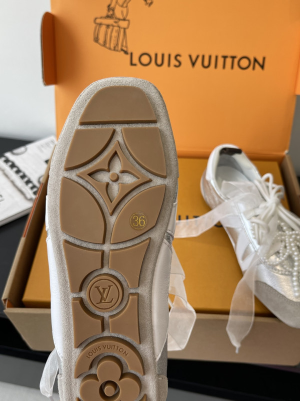 l0*is V*t0n sneakerina