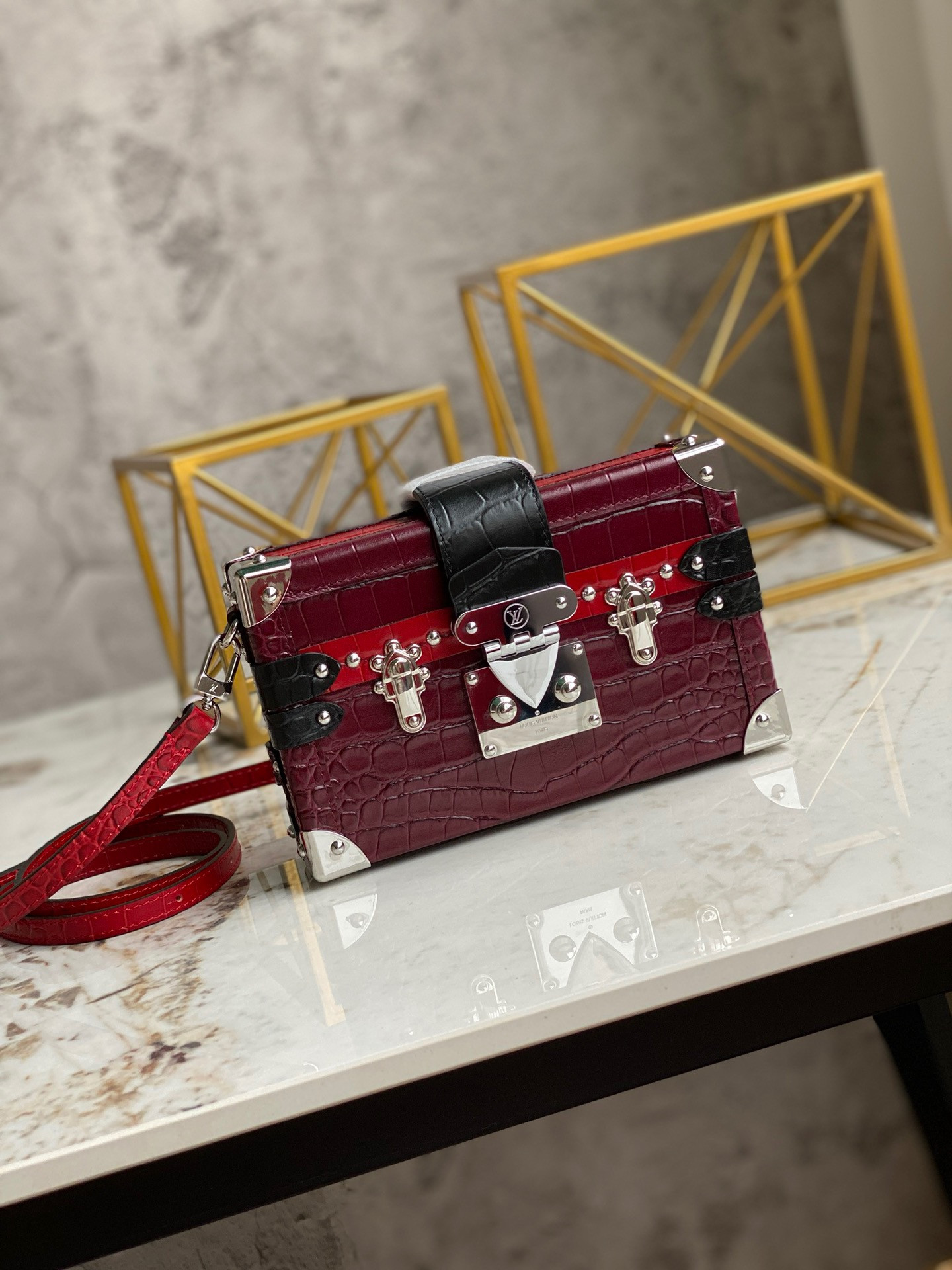 l0*is V*t0n petite malle