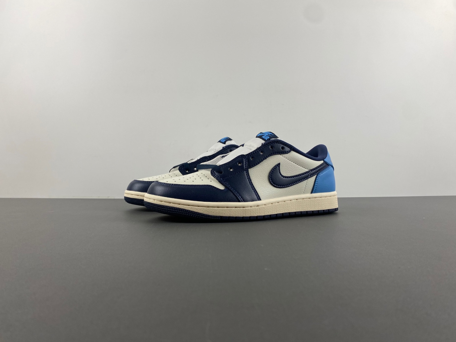 AIR JORDAN 1 RETRO LOW OG 'OBSIDIAN UNC' - CZ0790 400