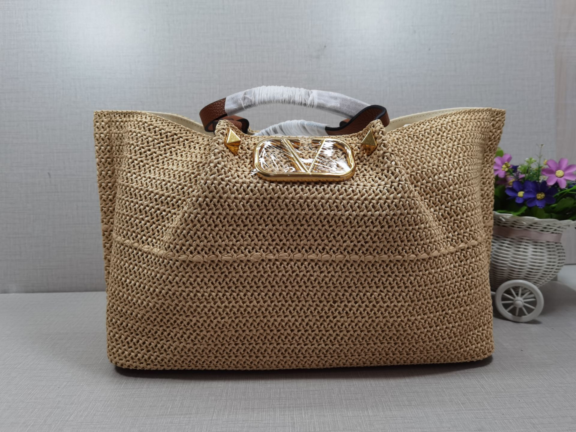 VALENTINO MEDIUM STRAW SUMMER TOTE